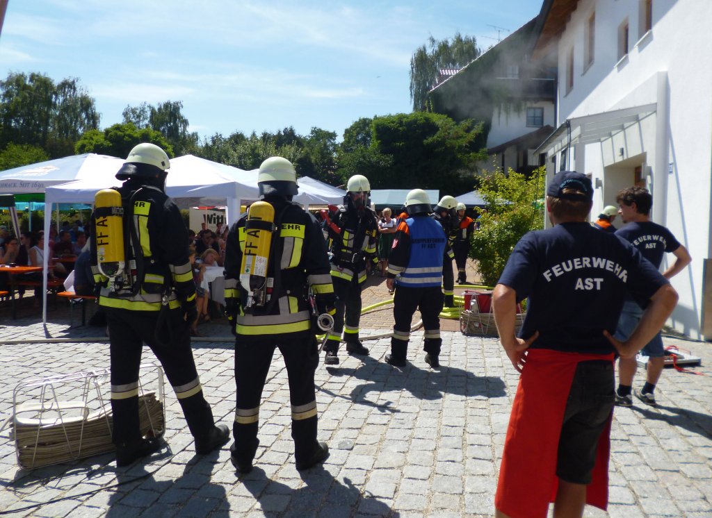 Einsatzübung der Feuerwehr, Treppenhaus verraucht, eine Person vermisst
